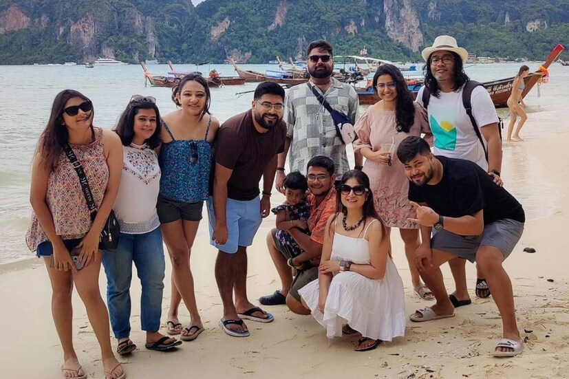 ‘‘আমি তো অবশ্যই নাচব তবে সৌম্যকে নাচের জন্য রাজি করানো মুশকিল, তাও শেখানোর চেষ্টা করব।’’ বিয়েতে ফুশিয়া পিঙ্ক কাতান বেনারসী পরবেন সন্দীপ্তা। 