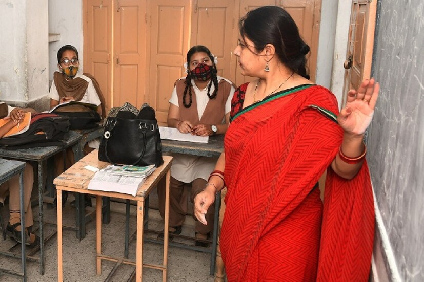 রাজ্য সরকার এ বার স্কুল শিক্ষার মানোন্নয়নে শিক্ষক শিক্ষিকাদের জন্য ‘‘প্রমোশন নীতি’’ তৈরি করতে চলেছে। সরকারি এবং সরকারি নিয়ন্ত্রিত স্কুলগুলিতে শিক্ষক, শিক্ষিকা বা প্রধান শিক্ষকদের জন্য কর্মজীবনে প্রমোশন নীতি কি হবে তা ঠিক করার জন্য ছয়’সদস্যের কমিটি তৈরি করল রাজ্য স্কুল শিক্ষা দফতর। (্প্রতীকী ছবি)