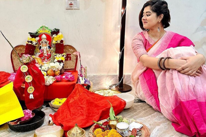কোজাগরী লক্ষ্মী পুজোয় স্নিগ্ধ দিতিপ্রিয়া রায়। মা লক্ষ্মীর দিকে তাকিয়ে ফ্রেমবন্দী হলেন নায়িকা।