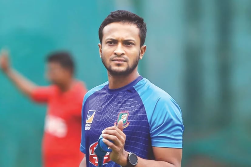 : বাংলাদেশি মিডিয়া একেবারে রেগে আগুন৷ কারণ কি জানেন? বিশ্বকাপ শুরুর আগের দিন সম্প্রচারকারী চ্যানেল একটি বিশেষ অনুষ্ঠান সম্প্রচার করেছিল৷ আর গণ্ডগোল সেখান থেকেই৷  সেই অনুষ্ঠানে সবকটি অংশগ্রহণকারী দলের অধিনায়কের নানা কথোপকথন দেখানো হচ্ছিল৷ সেখানে বাকি দলগুলির অধিনায়কের মতো হাজির ছিলেন শাকিব আল হাসান৷