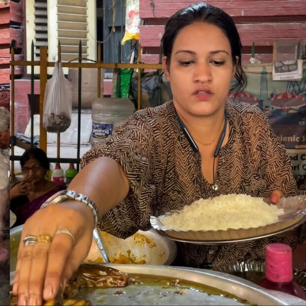 সেই নন্দিনীদির হোটেলের ঝামেলা টুকটাক ভিডিও প্রায়ই ইউ টিউবারদের দৌলতে ভাইরাল হয়। আরও একবার নন্দিনীদির হোটেলের ঝামেলা ভিডিও ভাইরাল।