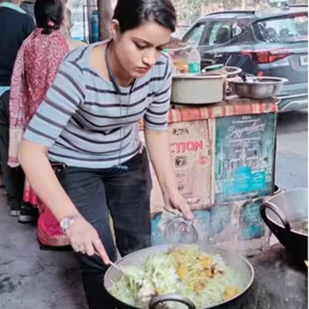 রাজা বলেন, ‘নিলাক্ষী লিখতে ভালোবাসে। সত্যিটাকে তুলে ধরতে ভালবাসে নিজের লেখায়।’ পাশাপাশি ব্যোমকেশের অজিত ও ফেলুদার জটায়ুর সঙ্গেও তুলনা করেন নিলাক্ষীর। 