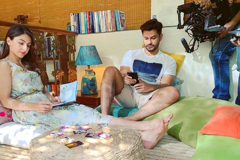 খুব বেশি রঙে ভরিয়ে তোলেননি সোহা। নিউট্রাল রঙের আধিক্যই বেশি। ফলে চোখ ধাঁধিয়ে যায় না। রঙের সঙ্গে তাল মিলিয়ে আসবাব কিনেছেন শর্মিলা ঠাকুরের কন্যা।