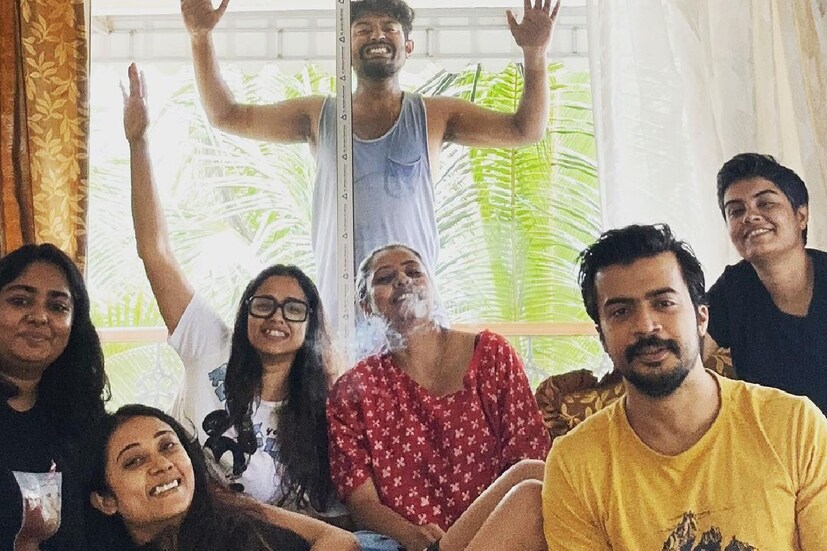 একটিমাত্র ছবিতে সকলের পিছনে দেখা দিলেন গায়ক। হাত পা মেলে হাসিমুখে কাচের দরজার পিছন থেকে পোজ দিলেন শোভন। প্রান্তিক সেই ছবিগুলি পোস্ট করে ক্যাপশনে লিখেছেন, ‘বার্থডে ডে আউট।’ মন্তব্য বাক্সে লিখেছেন, ‘সোহিনীর জন্মদিন ছিল।’