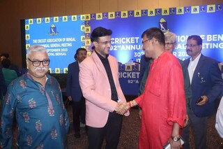 এক ফ্রেমে হাসিমুখে সৌরভ ও  বিশ্বরূপ
