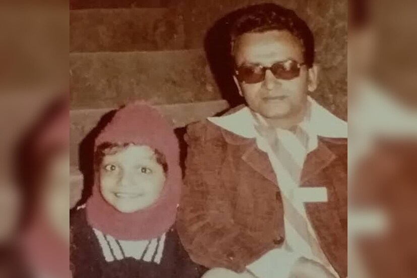 মাথায় লাল মাঙ্কি ক্যাপ, মুখে এক গাল হাসি। পাশে বাবা। আর এই প্রতিভাধর বালক যেন তাঁরই ছায়া পেয়ে বড় খুশি। চিনতে পারছেন খুদেকে? যদিও কাজটি মোটেও সহজ নয়।