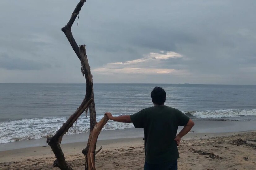 ২০১০ সালে বাংলা ছবিই তাঁকে খ্যাতির চূড়ায় পৌঁছে দিয়েছিল। এরপর থেকে আর পিছনে ফিরে তাকাতে হয়নি। এবার চেনা যাচ্ছে তো পরিচালককে?