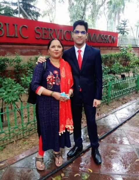 আমরা যাঁর সম্পর্কে কথা বলছি তিনি হলেন আইপিএস আদর্শকান্ত শুক্লা। উত্তরপ্রদেশের বরাবাঙ্কির বাসিন্দা আইপিএস আদর্শকান্ত শুক্লা খুবই সাধারণ পরিবারের সন্তান। আদর্শ যখন আইপিএস হয়েছিলেন, তখন তাঁর বাবা রাধাকান্ত শুক্লা একটি প্রাইভেট ফার্মে অ্যাকাউন্ট্যান্ট হিসেবে কর্মরত ছিলেন। তাঁর বাবাও সরকারি কর্মকর্তা হতে চেয়েছিলেন। কিন্তু বাড়ির আর্থিক দুর্বলতার কারণে নিজের স্বপ্ন পূরণ করতে পারেননি। আদর্শকান্ত শুক্লার বাবা প্রায় ২০ বছর আগে নিজের গ্রাম ছেড়ে বরাবাঙ্কিতে চলে আসেন। 