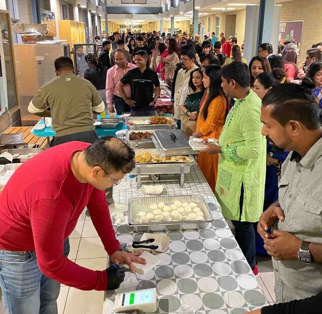 *প্যান্ডেলে ব্যবহৃত উপকরণ মূলত পুনর্ব্যবহার যোগ্য উপাদান দিয়ে তৈরি। ভারতের গর্ব চন্দ্রযান এ বার কানাডার মাটিতে। প্রায় দু'মাসের প্ৰচেষ্টা এবং ভলান্টিয়ার্সদের সহযোগিতায় প্যান্ডেল শিল্পী হিমাদ্রি দাস এই অপূর্ব প্যান্ডেল তৈরি করেছিলেন।
