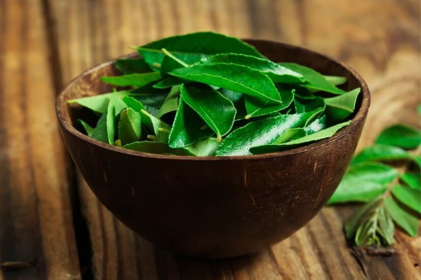 পাশাপাশি চুল পড়া রোধ করতে সাহায্য করে। কারি পাতায় উপস্থিত বিটা ক্যারোটিন এবং প্রোটিন চুলের গোড়া মজবুত করতে সাহায্য করে। কারি পাতার তেল চুল পাকা ও চুল পড়ার হাত থেকে রক্ষা করে। ঘরেই তিলের তেলে কারি পাতা সিদ্ধ করে, ছেঁকে ব্যবহার করতে পারেন।