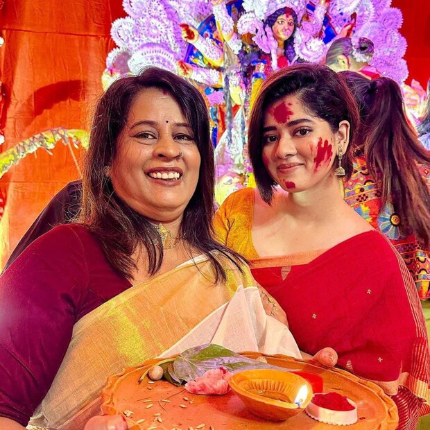 বরণ হোক বা সিঁদুর খেলা, সঙ্গী মা। মণ্ডপে মায়ের হাতে ধরা বরণের থালা পাশে হাসি মুখে উজ্বল দিতিপ্রিয়া।