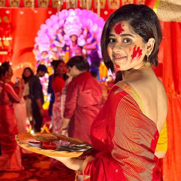 লাল শাড়ি, নো মেকআপ লুক, সিঁদুর মাখা হাসি মুখে ঝলমলে দিতিপ্রিয়া। 