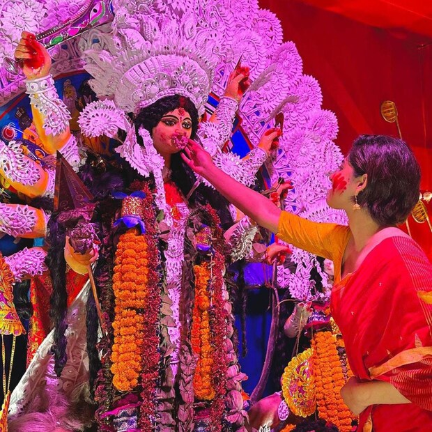 দেবীবরণও করেন তিনি। সব ছবি ইনস্টাগ্রামে পোস্ট করে ক্যাপশনে লেখেন, 'আবার এক বছরের অপেক্ষা'। পাশাপাশি অনুরাগীদের শুভ বিজয়া জানাতেও ভোলেনি অভিনেত্রী।