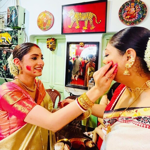 কাছের মানুষদের সঙ্গে সিঁদুর খেলার মধ্যে দিয়ে উৎযাপন করেন মোহর। তিনি কখনও সকলের সঙ্গে সিঁদুর রঙে রেঙে ওঠেন। আবার কখনও তাঁদের সঙ্গে বৃষ্টিকে উপেক্ষা করেই বেরিয়ে পড়েন রাস্তায়।