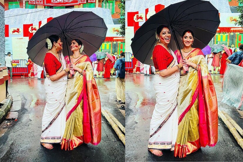 বিজয়ার বরণ, সিঁদুর খেলা থেকে বৃষ্টিতে ছাতা নিয়ে তোলা সব ছবি পোস্ট করে মোহর ইনস্টাগ্রামে সকলে বিজয়ার শুভেচ্ছা জানান।