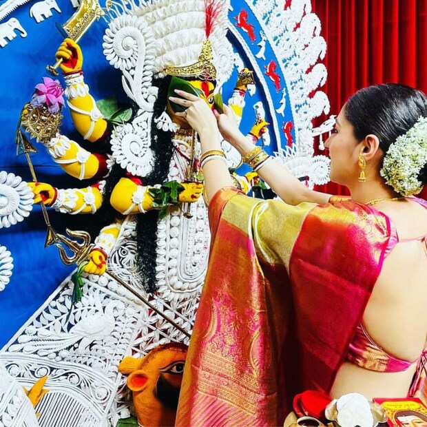 বিয়ের পর এবার তাঁদের প্রথম দুর্গাপুজো। তাই নিয়ম মেনে দেবীবরণ থেকে সিঁদুর খেলা সবটাতেই সামিল হয়েছিলেন মোহর। আর সঙ্গে তাঁর দোসর ছিলেন দুর্নিবার।