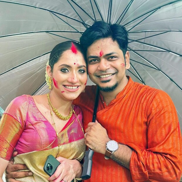 বৃষ্টির মধ্যেই ছাতা নিয়ে নানা পোজে তোলেন তাঁরা। তবে একে অপরের সঙ্গেও একছাতার নীচে সেলফি তুলতে ভোলেননি। 