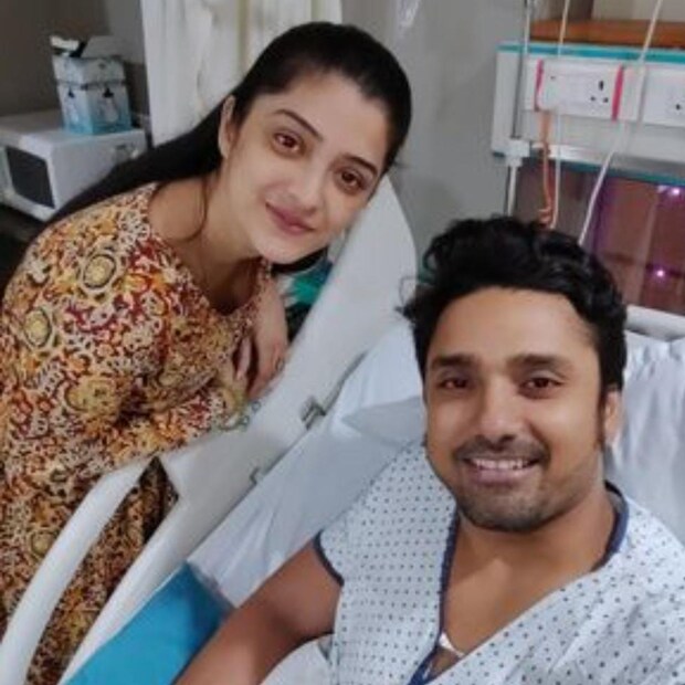 অভিনেতা প্রেমিকাকে উদ্দেশ্য করে লেখেন, 'আমার জন্যে তুমি নিজে ঠাকুর দর্শন পর্যন্ত করলে না, সারাদিন আমাকে খাইয়ে দেওয়া থেকে শুরু করে, চিকিৎসকের এর সঙ্গে কথা বলা, আমার ওষুধ সব কিছু নিয়ে চিন্তা, আমাকে মানসিক শক্তি দেওয়া, আমার প্রত্যেক বিষয়ে খেয়াল রাখা, মনে হলো উমা আমার সঙ্গেই ছিল সর্বক্ষণ, তাই আমি এখন সুস্থ। কৃতজ্ঞ তোমার কাছে।'