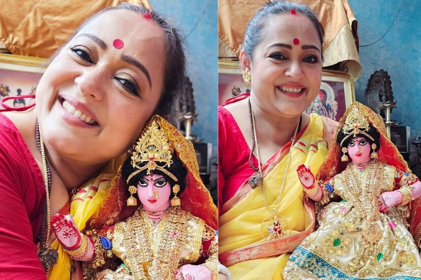 প্রতি বছরের মতো এবছরও লক্ষ্মীপুজোর দিন অপরাজিতা আঢ্যর বাড়িতে ব্যস্ততা তুঙ্গে। অন্যান্য বছরের মতো এবছরও তিনি নিজের নিজের হাতে সুন্দর করে সাজিয়েছে  মা লক্ষ্মীকে। প্রায় ৩৭ বছরের দেবী মূর্তি পূজিত হয় তাঁর বাড়িতে।
