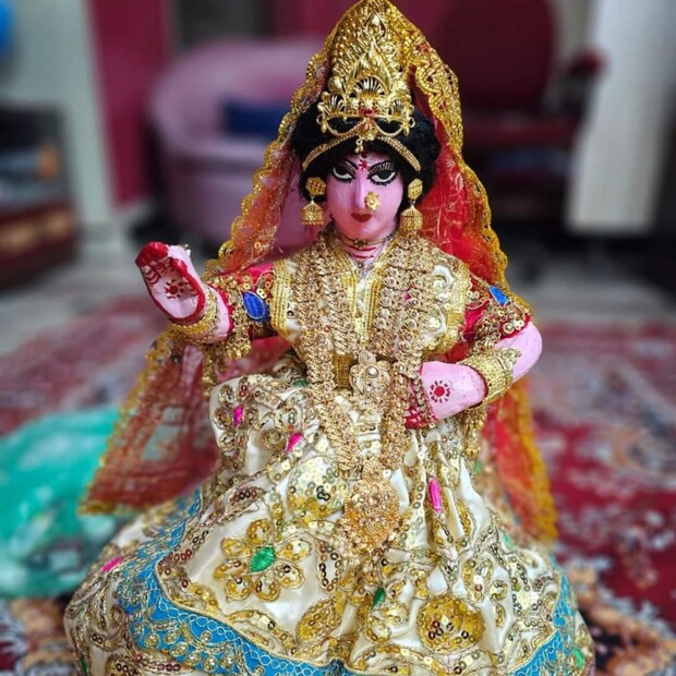 লক্ষ্মী পুজোয় তাঁর বাড়ির নানা মুহূর্তের ছবি স্যোশাল মিডিয়ায় শেয়ার করে অপরাজিতা লেখেন, 'আমার এবছরের মা লক্ষ্মীর সাজ, পোশাক এবং গয়না মায়াপুর থেকে আমার এক বোন পাঠিয়েছেন (দেবযানি) তাঁর বাড়ি আমি কাজের সূত্রে গিয়েছিলাম, তাঁর বাড়িতে গোপাল আছে, মা এবারে চটপট করে খুব সুন্দর ভাবে সেজে নিয়েছে।"