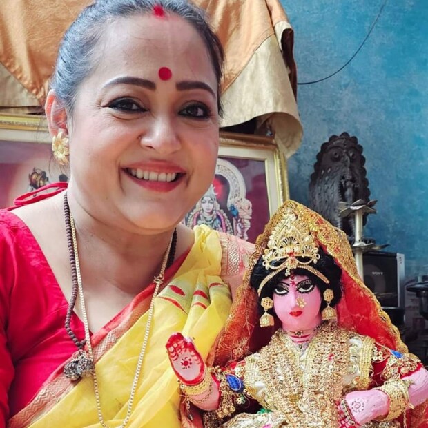 মা লক্ষ্মীর মূর্তির সঙ্গে নিজের ছবি স্যোশাল মিডিয়ায় ভাগ করে নিয়ে তিনি। নিজেও নাকে নথ, গলায় হার, কপালে বড় লাল টিপ সঙ্গে লাল পাড় হলুদ শাড়িতে সেজে উঠেছেন অভিনেত্রী।