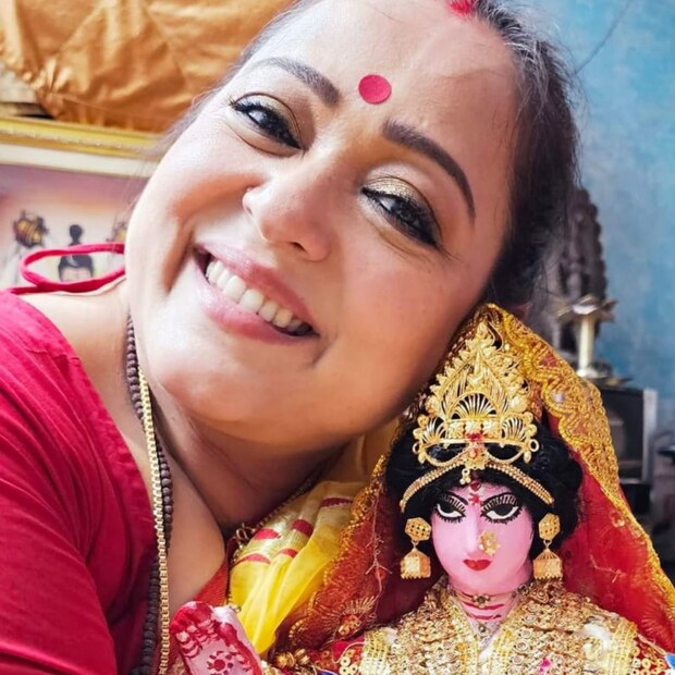 পুজোর অনেকটাই সামাল দেন অভিনেত্রীর শাশুড়ি মা। তবে পুজোর দিন শাশুড়ি মাকে নিজের হাতে সাজিয়ে দেন অভিনেত্রী। 