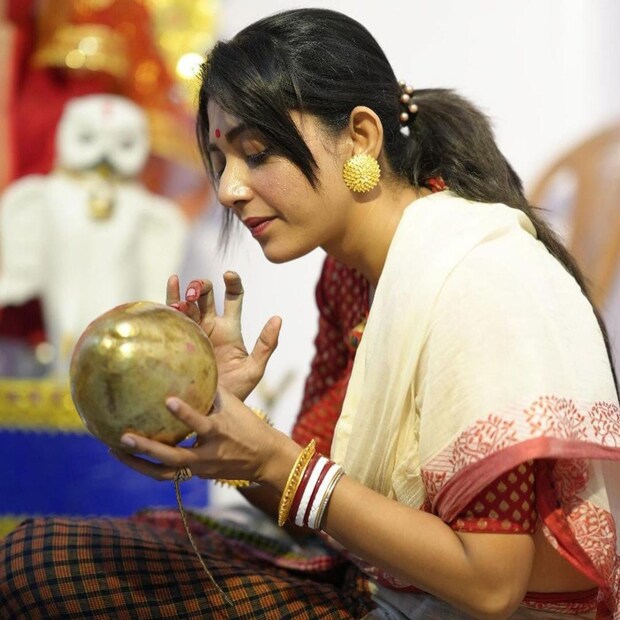 শনিবার বাপের বাড়ির পুজোর পর আবার শ্বশুরবাড়িতে চলে আসেন তিনি। ধুমধাম করে মহানায়কের বাড়িতেও হয়েছে লক্ষ্মীপুজো।