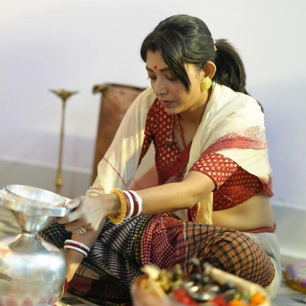 সাদা লাল পাড় শাড়িতে খুব সিম্পল লুকে ফ্রেম বন্দি দেবলীনা।