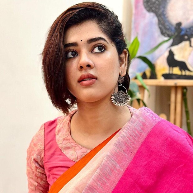 স্নিদ্ধ অথচ সুন্দর সাজে ভাবুক ব্যক্তিত্বময়ী নায়িকা। 