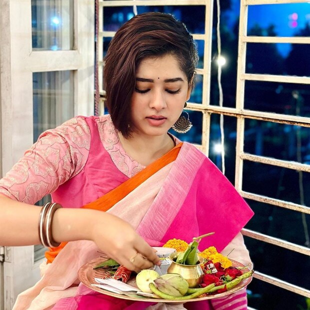 হাতে থাকা পুজোর থালায় গভীর মনযোগে দিয়ে দিতিপ্রিয়া দেখে নিচ্ছেন পুজোর সব উপাচার।