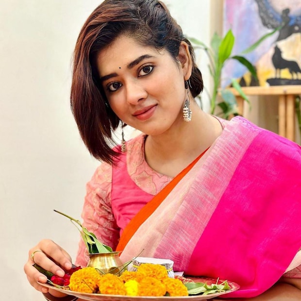 হাতে পুজোর থালায় নিয়ে হাসি মুখে দীপ্ত দিতিপ্রিয়া।