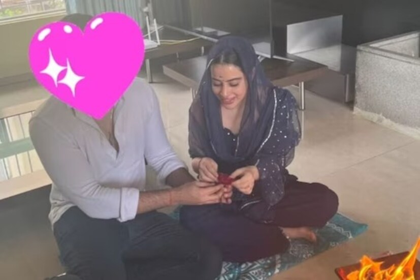কাটাছেড়া পোশাকে নয়, বরং সালোয়ার কামিজ পরে, মাথায় ওড়না জড়িয়ে  দেখা গেল উরফিকে। হাতে হাত রেখে কি অগ্নিসাক্ষী করে কি তবে চুপিসারে বিয়েটা সেরে নিলেন ফ্যাশনিস্তা৷ তবে পাত্র কে? তা জানার জন্য মুখিয়ে রয়েছেন ভক্তরা৷ কিন্তু পাত্রর মুখ এখনই প্রকাশ্যে আনেননি৷ হার্ট ইমোজি দিয়ে মুখ ঢেকে দিয়েছেন অভিনেত্রীর বোন৷