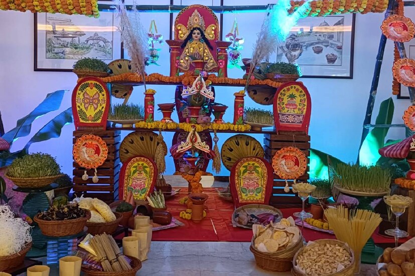 হাতে মাত্র চারদিন। পুজোর চারদিন কোথায় কোথায় ঘুরতে যাবেন তার পরিকল্পনা তো সেরেই ফেলেছেন। কিন্তু দুশ্চিন্তা চলছে পেটপুজো নিয়ে। পুজোয় শহরের ভিড়ে কোথাও যদি জায়গা না পাওয়া যায়? এই সমস্যার সমাধানেইণ হাজি বৈদিক ভিলেজ।