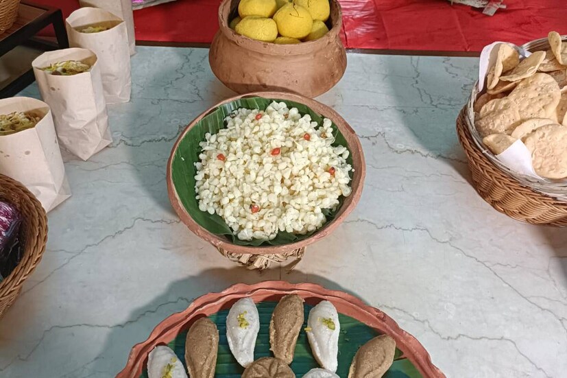 এরই সঙ্গে স্যালাড, পাঁপড়, আলুভাজাও মিলবে পাতে। আর মিষ্টিমুখে রয়েছে ছানার জিলিপি, রাজভোগ, মিষ্টি দই এবং নারকেলের সন্দেশ।