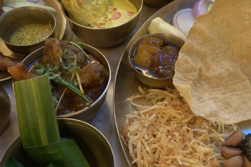 নিরামিষ মহাভোজ থালি- শুরুতেই তরমুজের সরবত। তারপর কুমড়ি, কল্মি পোস্তর বড়া, ফুলকপি এবং আম-আদার চপ। মেন কোর্সে মিলবে দু’রকম পোলাও, ডাল শুক্ত, মুগের ডাল দিয়ে মেখে নানা ধরনের ভাজা খেতে পারেন। পটল ভাজা, কাঁকরোল ভাজা, বেগুন ভাজা, আলুভাজা, বড়ি ভাজা।
