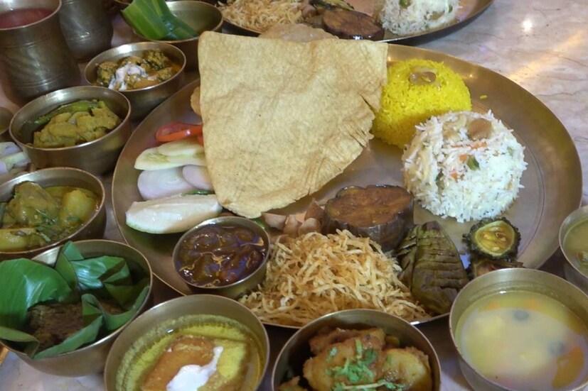 ভাজা মশলা আলুর দম, ছানার তরকারি, মোচার পাতুরি, আরপৌড়ে সব্জির ঝোল, তিলমোহিনী লাউ, কচুপাতার ঝোল এবং শেষপাতে মিলবে পান।