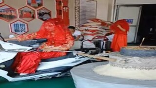 স্কুটি দিয়ে গম পেষার এক নতুন উপায় আবিষ্কার করেছেন এই মহিলা; ভিডিও দেখে হেসে লুটোপুটি খাচ্ছেন নেটিজেনরা (Photo- Instagram)