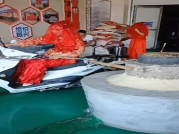 স্কুটি দিয়ে গম পেষার এক নতুন উপায় আবিষ্কার করেছেন এই মহিলা; ভিডিও দেখে হেসে লুটোপুটি খাচ্ছেন নেটিজেনরা (Photo- Instagram)