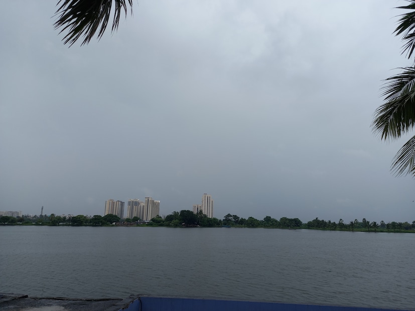  বঙ্গোপসাগরে তৈরি হওয়া সুষ্পষ্ট নিম্নচাপ ধীরগতিতে এগিয়ে নিম্নচাপে পরিণত হয়েছে। নিম্নচাপ ঝাড়খণ্ড এবং ছত্তিশগড় এলাকায় অবস্থান করছে । ছত্তিশগড় থেকে মধ্য মহারাষ্ট্র পর্যন্ত একটি অক্ষরেখা তৈরি হয়েছে। এর টানে প্রচুর জলীয় বাষ্প ঢুকছে বঙ্গোপসাগর থেকে। বর্ষা বিদায় পর্ব শুরুতেই থমকে গিয়ে আবার সক্রিয় হয়েছে। আগামী তিন-চার দিনে উত্তর-পশ্চিম ভারতের বাকি রাজ্য থেকে এবং গুজরাতের কিছু অংশ, মধ্যপ্রদেশের কিছু অংশ এবং রাজস্থানের বেশিরভাগ অংশ থেকে বর্ষা বিদায় নেবে।