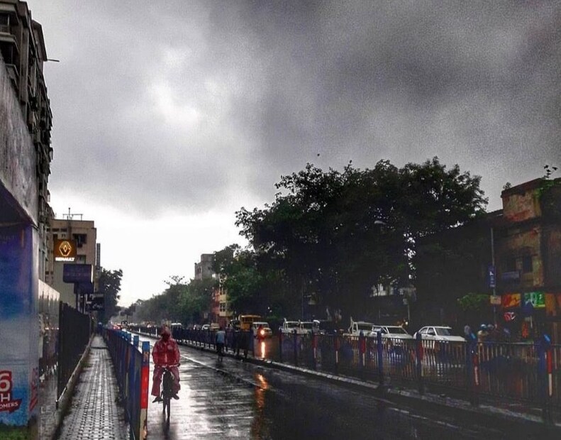 শনিবার পর্যন্ত মাঝারি বৃষ্টির পূর্বাভাস পার্বত্য জেলাগুলিতে।বঙ্গোপসাগরে তৈরি হওয়া সুষ্পষ্ট নিম্নচাপ ধীরগতিতে এগিয়ে নিম্নচাপে পরিণত হয়েছিল উত্তর ছত্তিশগড় সংলগ্ন এলাকায়। সেখান থেকে ফের ইউ-টার্ন নিম্নচাপের। উত্তর-পশ্চিম ভারত ও মধ্য ভারতের একাংশে বর্ষা বিদায় পর্ব শুরু হয়েছে পরিস্থিতি প্রতিকূল তাই ফের গতি পরিবর্তন নিম্নচাপের। নিম্নচাপ ঝাড়খণ্ড হয়ে আবার গাঙ্গেয় পশ্চিমবঙ্গের দিকে। ঝাড়খণ্ড ও গাঙ্গেয় পশ্চিমবঙ্গ সংলগ্ন এলাকায় অবস্থান করছে নিম্নচাপ । 