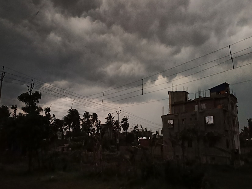পশ্চিমের জেলাগুলিতে বৃষ্টির সম্ভাবনা রয়েছে৷ বাঁকুড়া, পুরুলিয়া , পশ্চিম বর্ধমানে হালকা বৃষ্টি হতে পারে৷