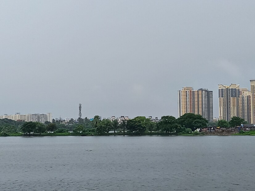  আজ ও আগামিকাল, বুধবার বৃষ্টি আরও বাড়বে উত্তরবঙ্গের জেলাগুলিতে। ভারী থেকে অতি ভারী বৃষ্টির সতর্কতা উত্তরবঙ্গে। আগামী ৪৮ ঘণ্টা অতিভারী বৃষ্টি ও দুর্যোগপূর্ণ আবহাওয়া উত্তরবঙ্গে। ভারী বৃষ্টির স্পেল চলবে বৃহস্পতিবার পর্যন্ত। শনিবার পর্যন্ত মাঝারি বৃষ্টি পার্বত্য জেলাগুলিতে। 