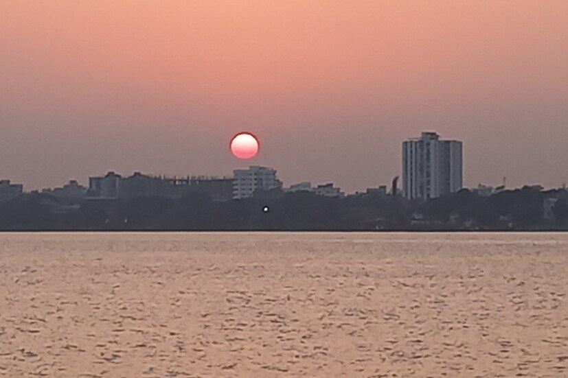 সকাল এবং সন্ধ্যায় শীতের আমেজ রাজ্যে। পশ্চিমের জেলাগুলিতে ২০ ডিগ্রির নীচে তাপমাত্রা ইতিমধ্যেই নেমে গিয়েছে। অক্টোবর মাসের শেষ ২ দিনে শীতের আমেজ থাকবে। নভেম্বরের শুরুতেই তাপমাত্রা বাড়বে; কমবে শীতের আমেজ। আপাতত হেমন্তের আবহাওয়া রাজ্যে।এমনটাই জানিয়েছে আবহাওয়া দফতর ৷