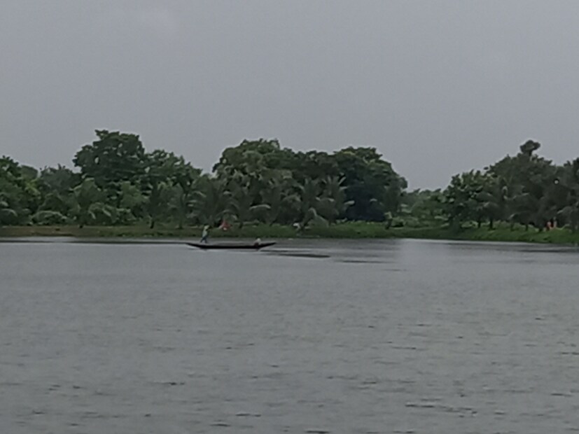 বৃহস্পতিবার ভারী বৃষ্টির সতর্কতা আলিপুরদুয়ার, কোচবিহার ও জলপাইগুড়ি জেলাতে। শনিবার পর্যন্ত বিক্ষিপ্তভাবে হালকা থেকে মাঝারি দু-এক পশলা ভারী বৃষ্টি চলবে উত্তরের পাঁচ জেলাতে।   ভারী ও অতি ভারী বৃষ্টির ফলে উত্তরবঙ্গে পার্বত্য এলাকায় ধস নামতে পারে। দার্জিলিং ও কালিম্পং জেলায় ধস নামার প্রবণতা সবথেকে বেশি। নদীর জলস্তর বাড়তে পারে উত্তর এবং দক্ষিণবঙ্গ দুই বঙ্গেই। নিচু এলাকায় জল জমতে পারে। নদীর প্লাবনের সম্ভাবনা রয়েছে। শস্যের ক্ষতি হওয়ার আশঙ্কা।