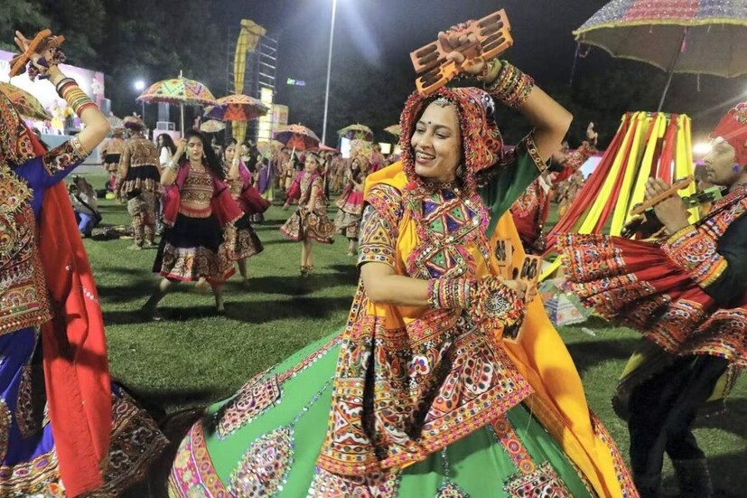 ভারতের মৌসম বিভাগের (IMD) ওয়েদার আপডেট অনুযায়ি এই সময়ে আহমেদাবাদে এবং উত্তর গুজরাতে হালকা বৃষ্টির পূর্বাভাস দিয়েছে৷ এমনকি ১৫ তারিখ থেকে দেশ জুড়ে নবরাত্রি শুরু৷ সেই নবরাত্রি উৎসবের সময় বৃষ্টির সম্ভাবনা রয়েছে৷