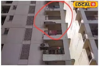 পাঁচতলার বারান্দা ভেঙে পড়ল নিচে! 