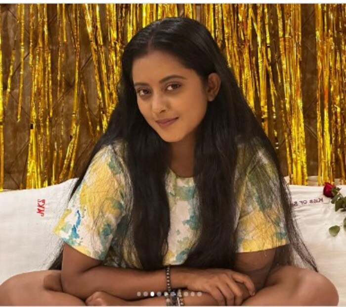 অগ্নিসাক্ষী করে বিয়ে নয় বরং রেজিস্ট্রি করে সিঁদুরদান, মালাবদল করেই বিবাহবন্ধনে আবদ্ধ হয়েছেন শ্রুতি দাস ও স্বর্ণেন্দু সমাদ্দার৷ 