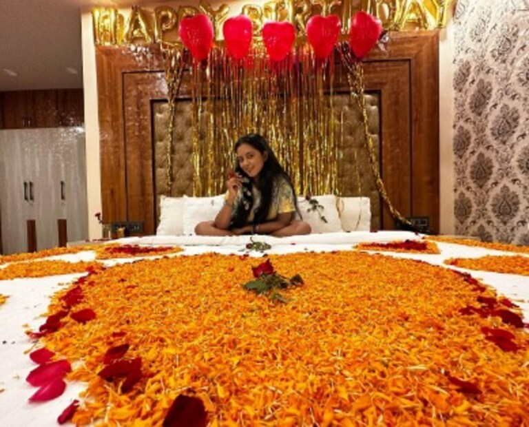 গত ৩০ সেপ্টেম্বর বিয়ের পর প্রথম জন্মদিন ছিল শ্রুতি দাসের৷ স্বর্ণেন্দুর সঙ্গে জীবনের প্রথম জন্মদিনটা স্বাভাবিকভাবেই একটু বেশি স্পেশ্যাল ছিল৷ সেই ছবি শেয়ার করতেই চরম ট্রোলড হয়েছেন নায়িকা৷