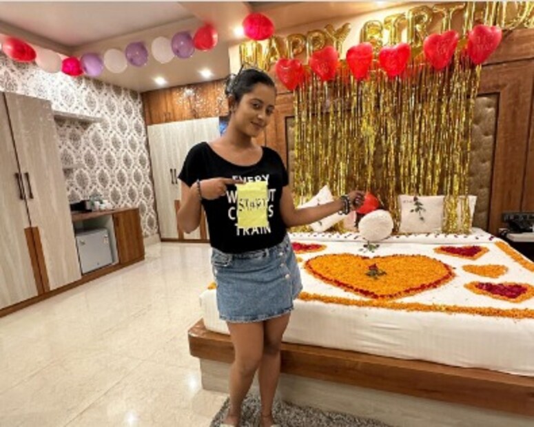 বিয়ের ৩ মাস পেরিয়ে গেছে৷ কালরাত্রি-বৌভাত এসব কিছু না হলেও এবার নতুন ছবি দিয়ে সকলকে চমকে দিয়েছেন শ্রুতি৷ 