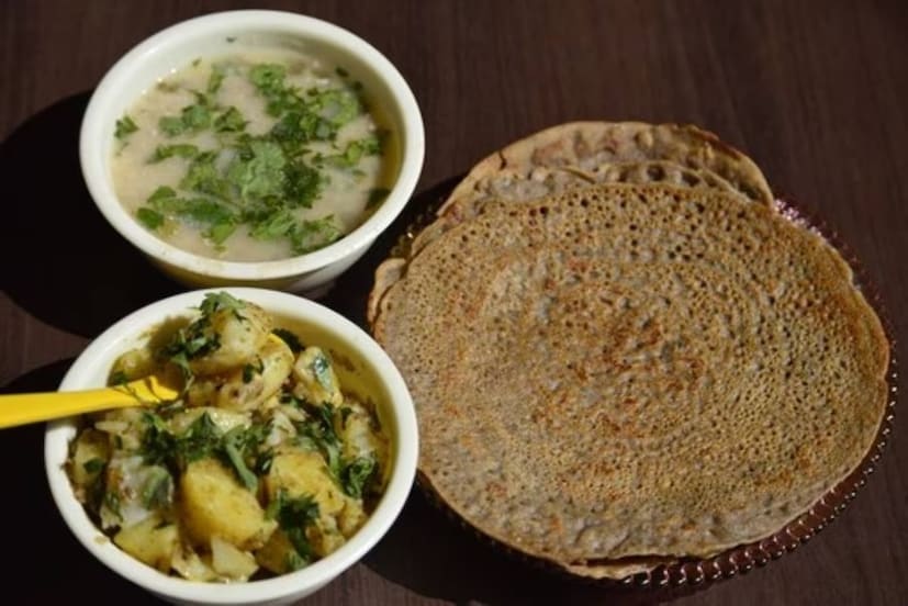 পানিফল শুকিয়ে তৈরি হয় আটা ৷ নবরাত্রি উৎসবে বিভিন্ন খাবার তৈরি করতে এই আটার চাহিদা প্রচুর ৷ গ্লাটেনমুক্ত, পটাশিয়াম ও ফাইবারযুক্ত এই আটার স্বাস্থ্যের পক্ষেও ভাল ৷